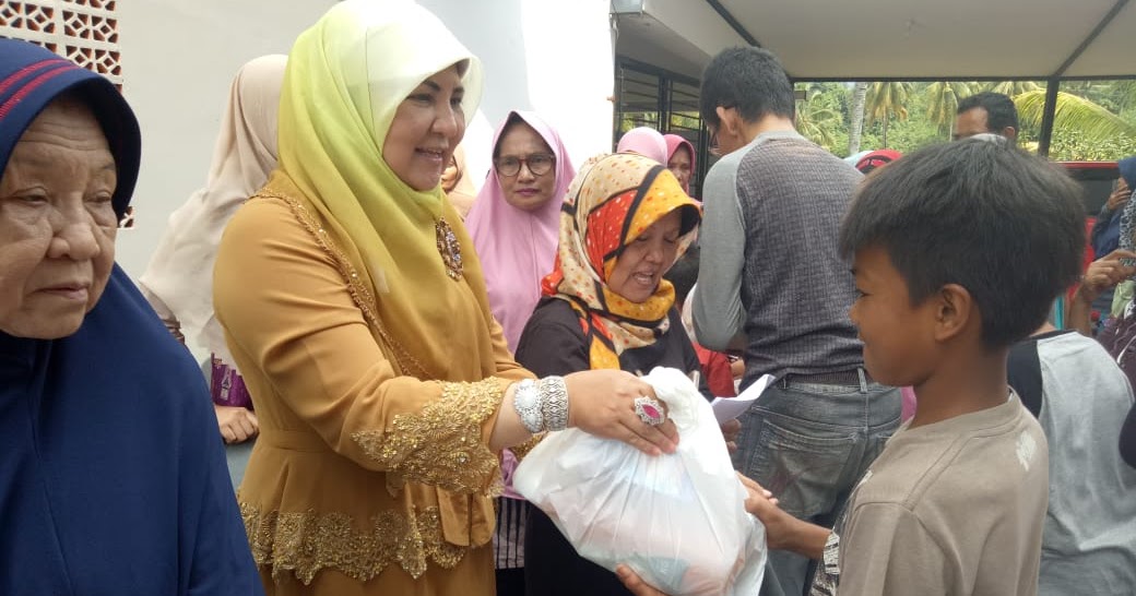 Di penghujung Ramadhan LKKS serahkan sembako di Kota Pariaman