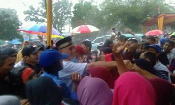 Hujan Deras Tak Surutkan Ribuan Energi Dukung Mahyeldi-Hendri untuk Kota Padang