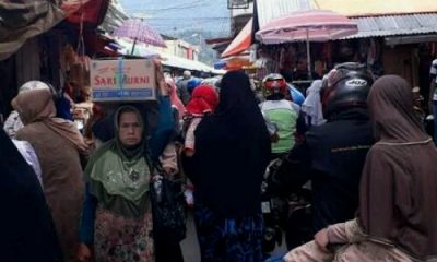 H-4 Lebaran, Pasar Raya Padang Disesaki Pengunjung