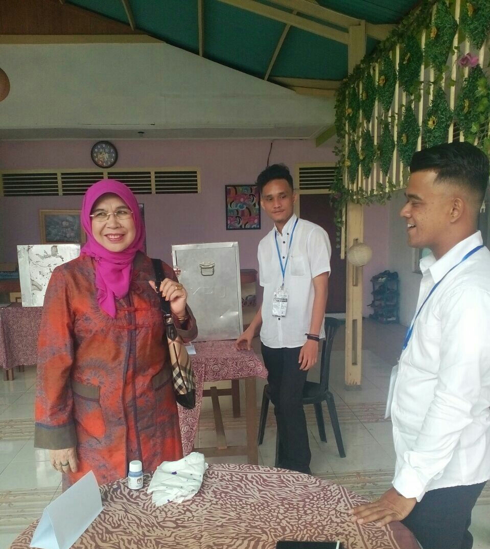 Hj. Emma Yohanna Lakukan Pengawasan Ke TPS Pilkada Kota Padang
