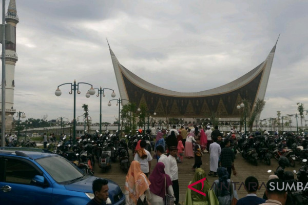 Jamaan Sholat Ied di Masjid Raya Sumbar Membludak hingga ke Taman