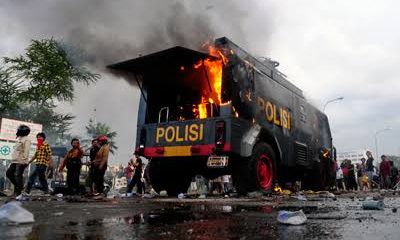 Terbakar, Mobil Polisi Dipadamkan Dengan Air Galon