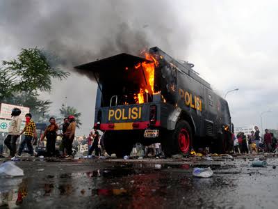 Terbakar, Mobil Polisi Dipadamkan Dengan Air Galon