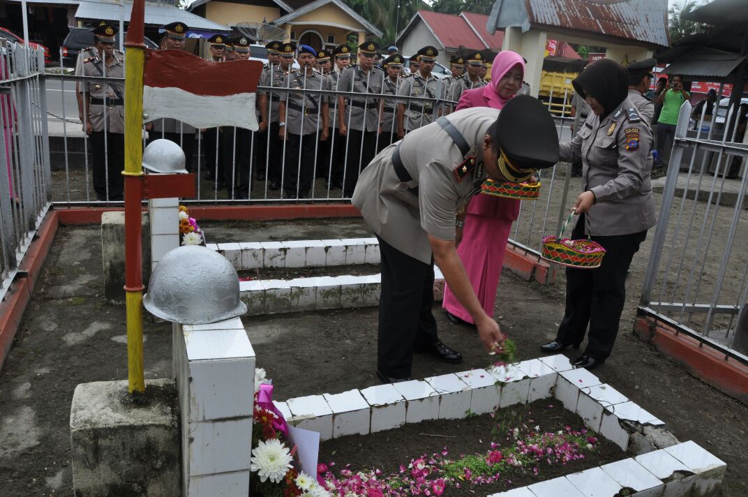 Upacara Dan Ziarah Makam Pahlawan Dalam Rangka Peringati HUT Bhayangkara Ke 72 Di Padang Pariaman