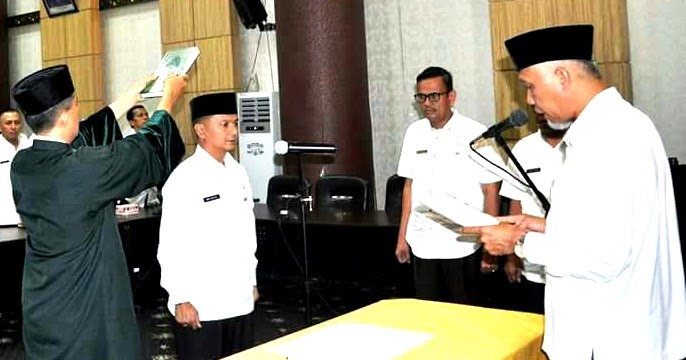 Mahyeldi Ansyarullah Lantik Didi Aryadi Jadi PJ Sekda Kota Padang