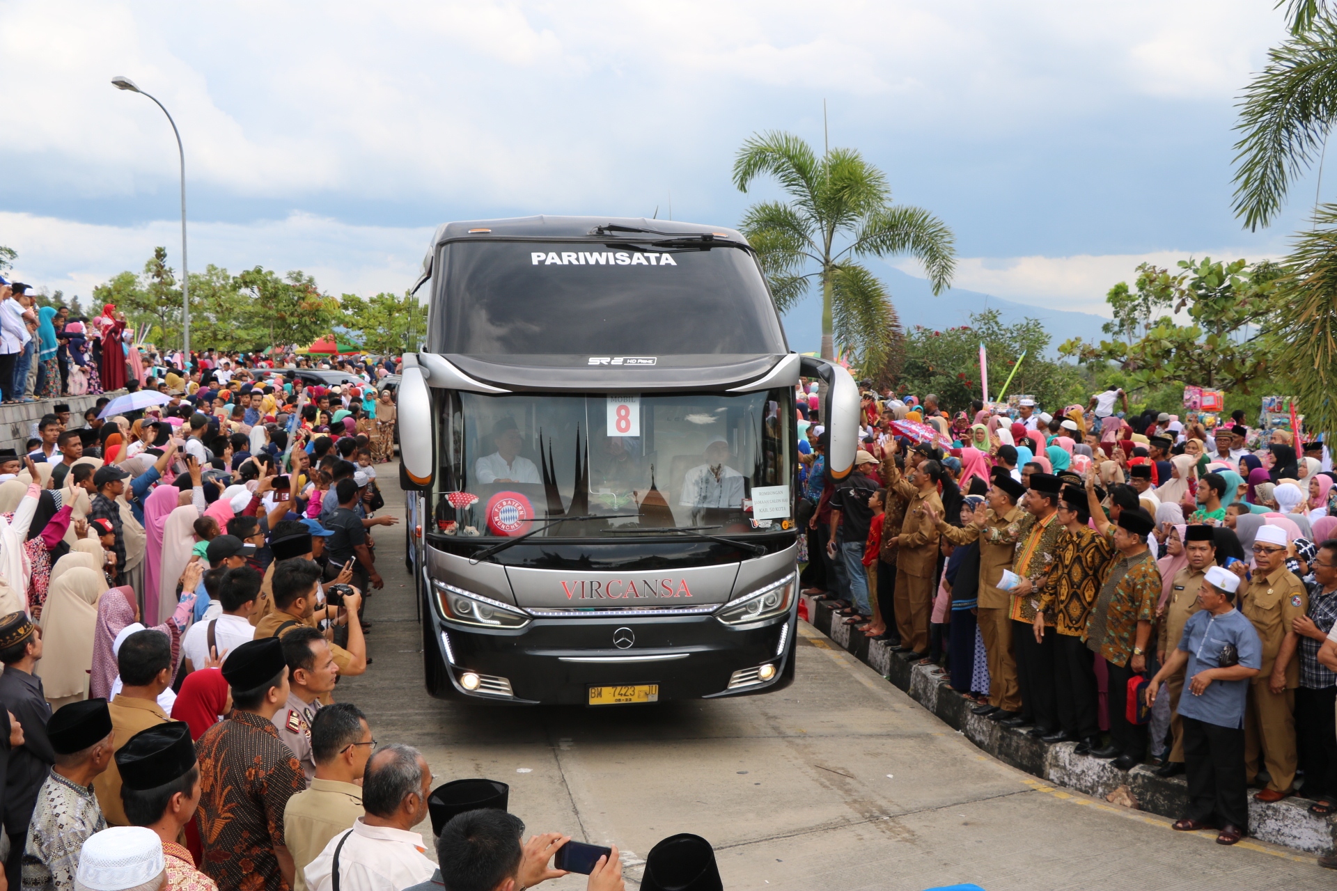 Bupati Irfendi Arbi Bersama Ribuan Keluarga Lepas Keberangkatan Calon Jemaah Haji Kabupaten Limapuluh Kota