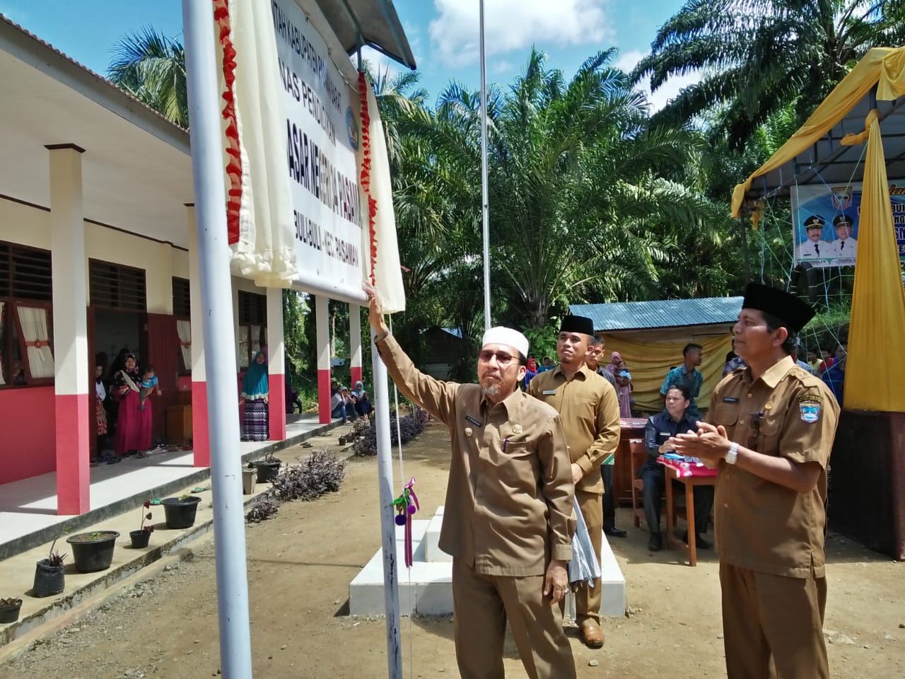 Bupati Pasbar Resmikan SD Negeri Di Padang Buli-Buli