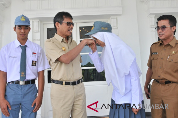 Gubernur Irwan Prayitno lepas dua pelajar jadi anggota Paskibraka nasional