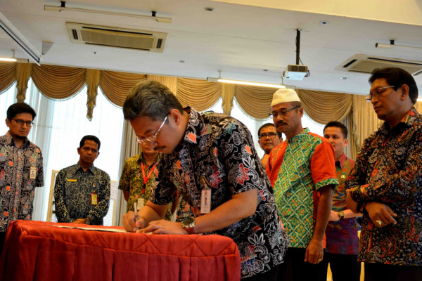 Semen Padang serahkan peralatan praktik umtuk enam SMK, tersebar di Sumbar