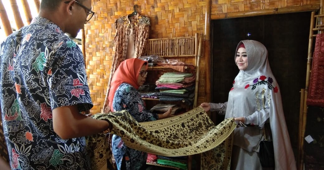 Lisda Hendrajoni Ajak Perwakilan Semen Padang Kunjungi Kampung Batik Loempo
