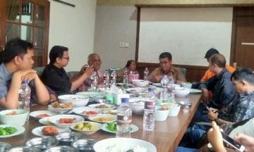 Kadispora Sumbar Ngumpul dan Makan Siang Bareng Wartawan Olahraga di sebuah Resto di Padang