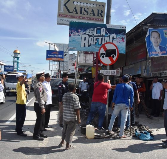 Truk Dilarang Masuk, Jalan Simpang Pasar Lubuk Alung Balah Hilir Dipasang Rambu Rambu