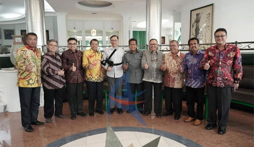 Disebut Banyak Didukung Warga Minang Malaysia, Rektor UNP Undang Anwar Ibrahim ke Minangkabau