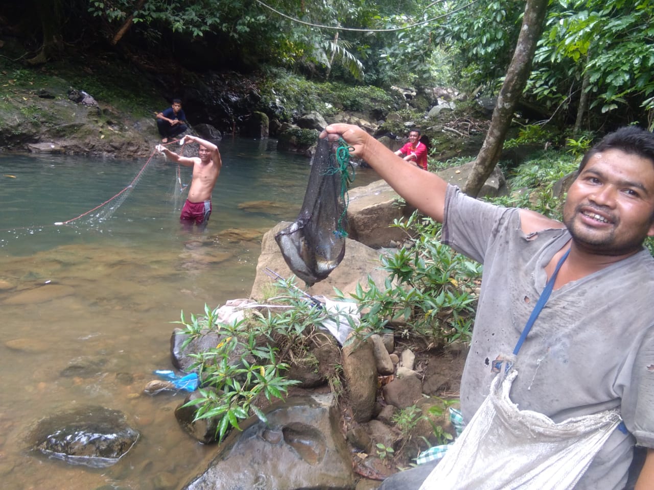 Masyarakat Rojang Dan Satgas TMMD ke 102 Panen Ikan Larangan