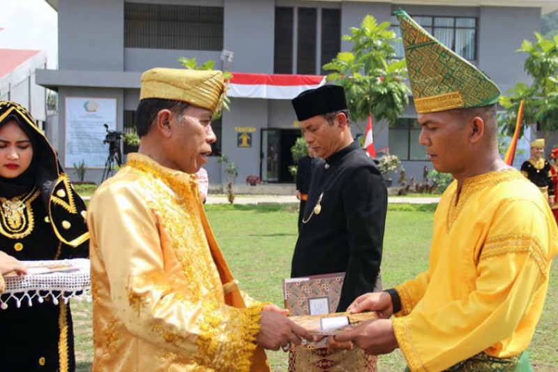 Peserta upacara HUT Kemerdekaan di Kanwil Kemenkumham Sumbar kenakan baju adat Minangkabau