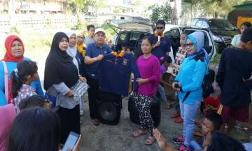 Demam Senam Famire Landa Padang, Legislator Sumbar Apris Salurkan Wireles dan Baju Senam