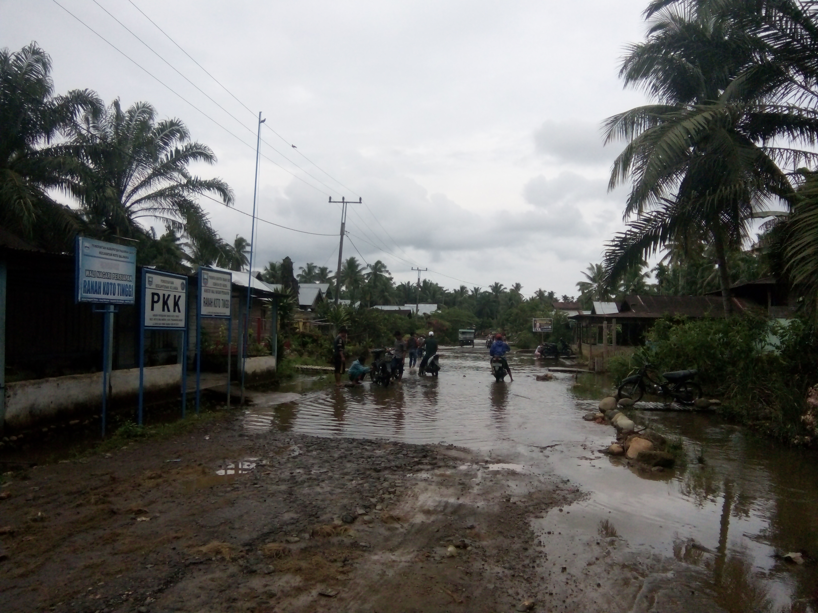 Proyek Jalan PT. Prana Properti Indonesia Dihantam Banjir