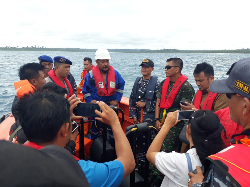 Dan Lanal Mentawai Letkol Laut Anis Munandar pimpin pengecekan Km.Limin Venture