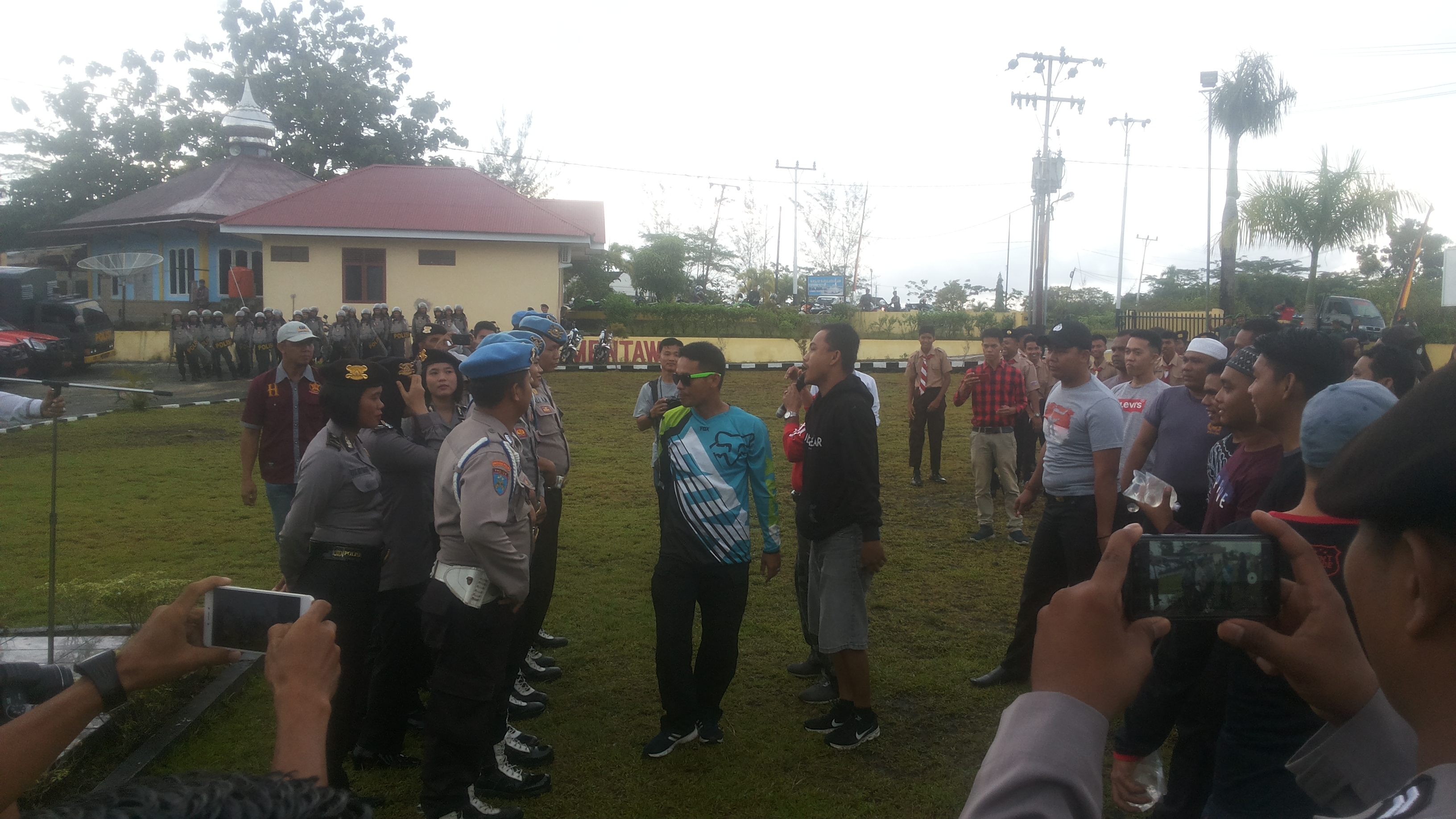 Letkol Laut Anis Munandar pimpin upacara gelar pasukan pengamanan pemilu di Mapolres Mentawai.