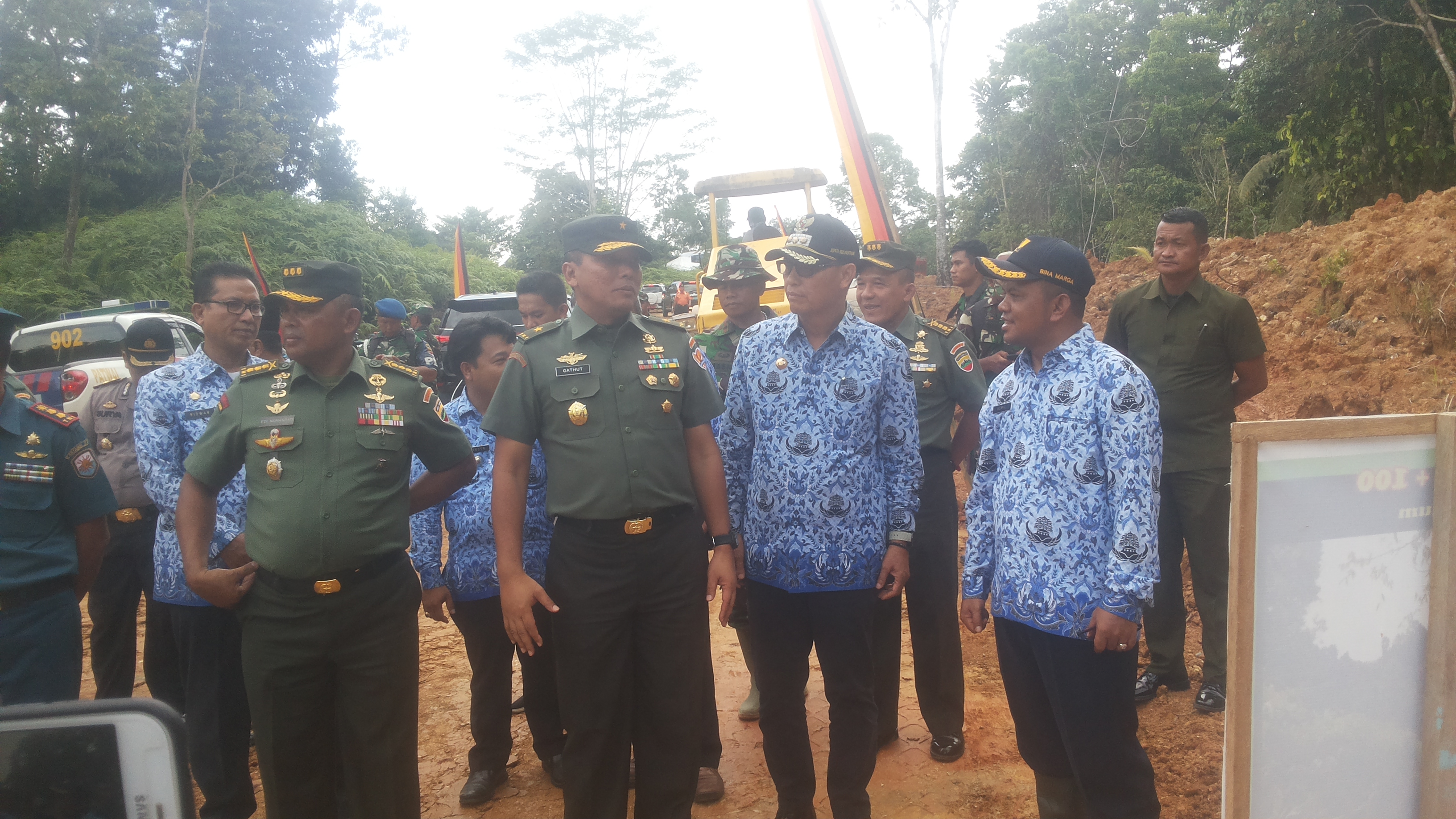 Wa Aster Kasad Brigjen TNI Gathut Setyo Utomo Tinjau TMMD di Mentawai.
