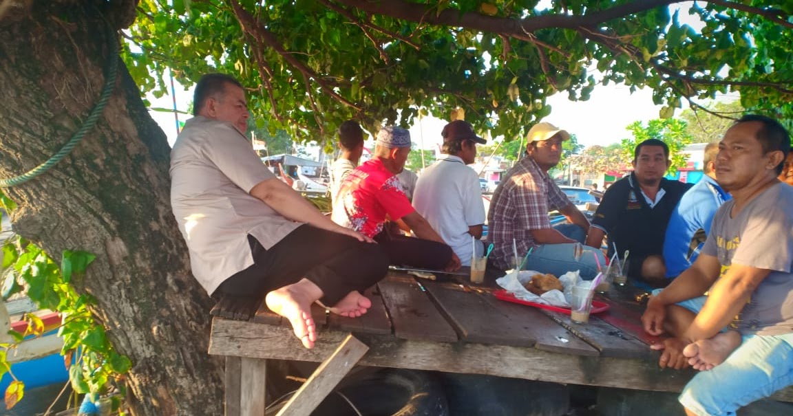 Wagub Sumbar Nasrul Abit dan Nelayan Purus Berbagi Cerita