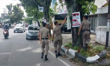Satpol PP Padang Turunkan Ratusan APK yang Melanggar