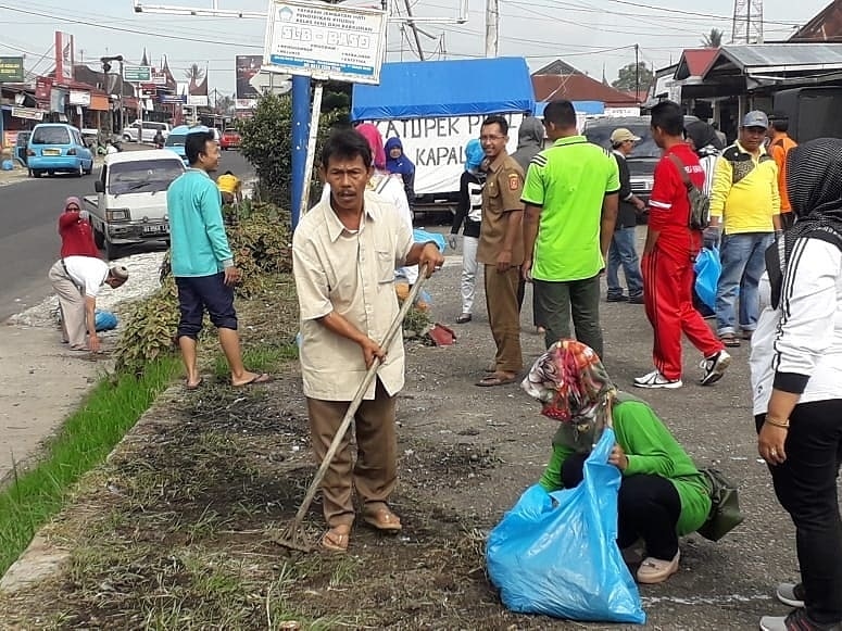 Sambut Ramadhan, Ratusan Masyarakat Baso Bersihkan Pasar