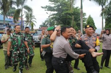 Kapolres Tanah Datar Dijemput Paksa Anggota Polri dan TNI Dari Rumah Dinasnya, Ada Apa??