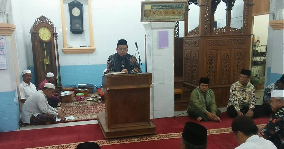 Rektor UNP Serahkan Bantuan Pemprov Sumbar di Masjid Raya Muhsinin Mungka