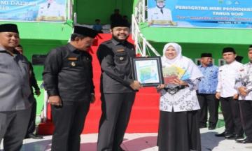 Peringati Hardiknas, Walikota Padang Panjang Fadly Amran Apresiasi 9 Buku Karya Guru MA KMM
