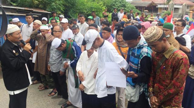 Relawan Prabowo-Sandi Gelar Aksi Damai ke KPU Sumbar