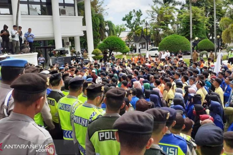 Unjuk rasa mahasiswa di DPRD Sumbar diwarnai aksi dorong mendorong