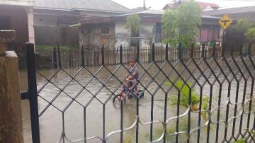 Drainase di Kota Painan Tidak Berfungsi, Air Meluap Ke Rumah Warga