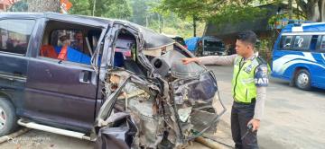 Kecelakaan Truck dan Minibus Terjadi Di Payakumbuh, Dua orang terluka