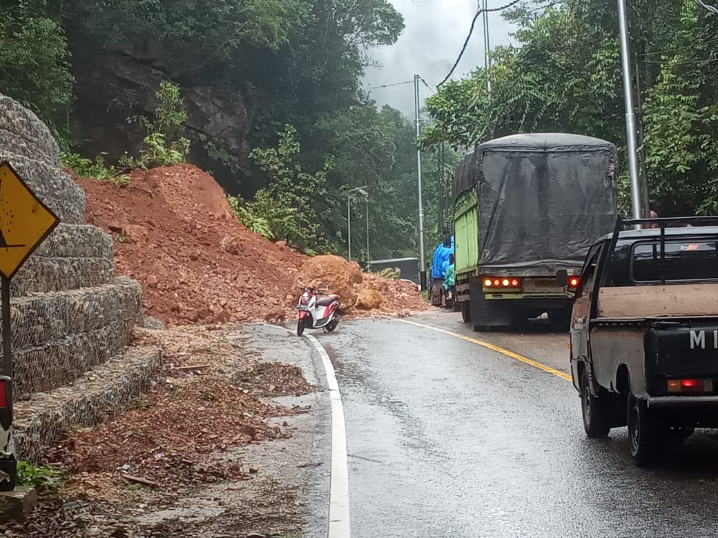 Tebing Jalan Longsor, Jalur Sumbar Riau Buka Tutup