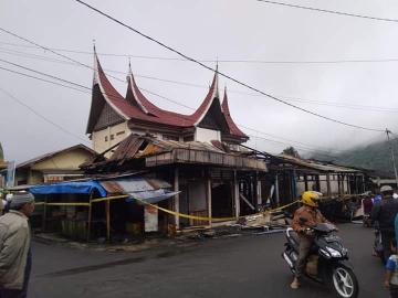Puluhan Petak Kios di kawasan Gang Kecap Pasar Padang Panjang Ludes Terbakar