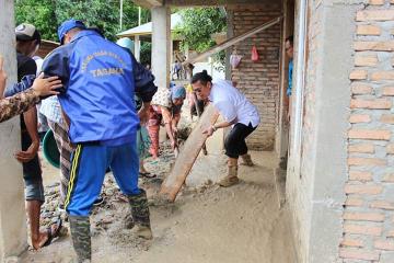 Tanggap Darurat Banjir Bandang, Wabub Pasaman Turun Langsung Bersihkan Lumpur di Rumah Warga