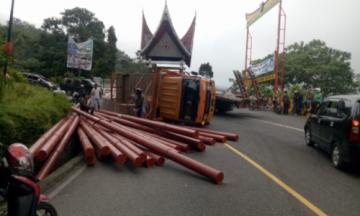 Truk Pengangkut Tiang Listrik Terguling di Silaing Padang Panjang