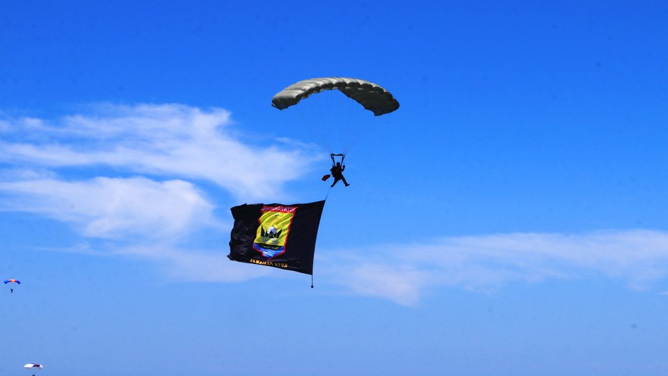 28 Prajurit TNI AL Terjun Payung di Atas Langit Pariaman! Ada apa?