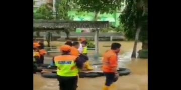 Viral! Bos KAI Naik Rakit Berkursi Cek Banjir Jakarta