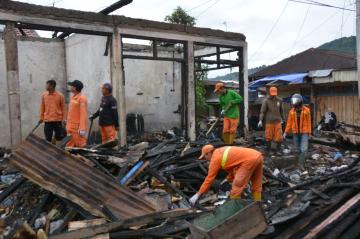 Pasca Kebakaran, Gang Kecap Pasar Baru Padang Panjang Mulai Dibersihkan