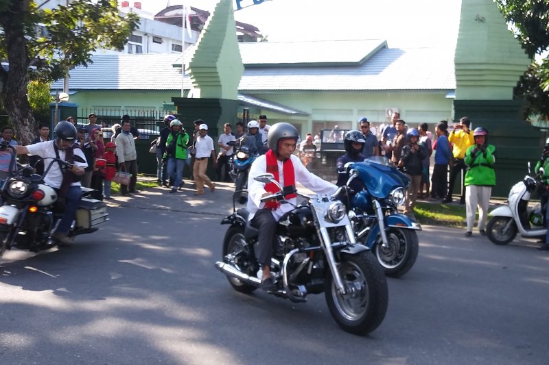 Dari markas DenPOM Padang, Ustaz Abdul Somad kendarai motor Harley  ke lokasi Tabligh Akbar di Danau Cimpago (Video)