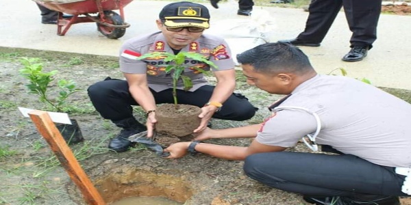 Dukung Program Polri, Polres Mentawai Tanam 500 Pohon