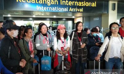 Wisatawan asal Cina lewati pendeteksi suhu tubuh di Bandara Minangkabau