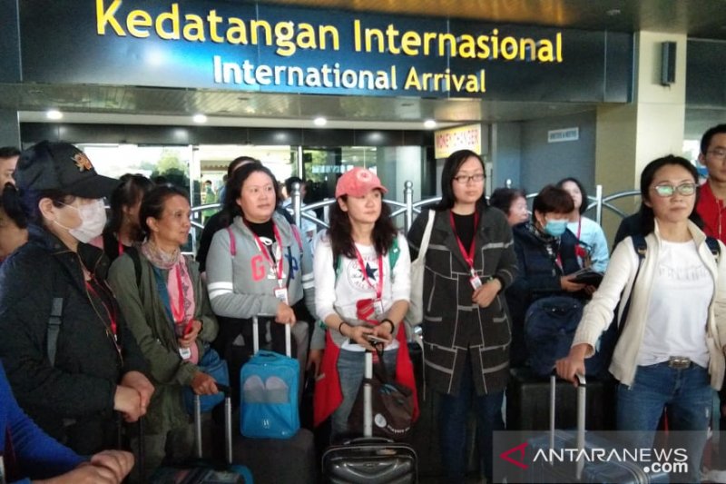 Wisatawan asal Cina lewati pendeteksi suhu tubuh di Bandara Minangkabau