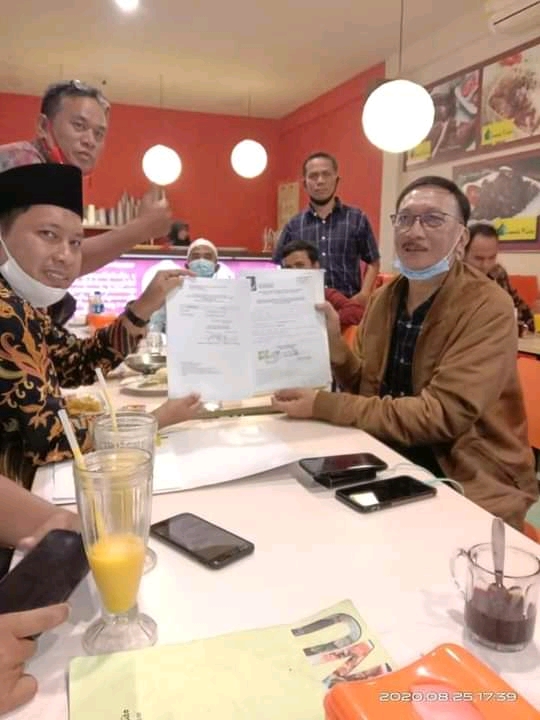 Hendrajoni tunjukan SK DPP, Bersama Dengan Hamdanus  ~ Beritasumbar