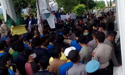 Anton Yondra Temui Mahasiswa Tolak Omnibus Law Didepan Kantor DPRD Tanah Datar – Beritasumbar.com