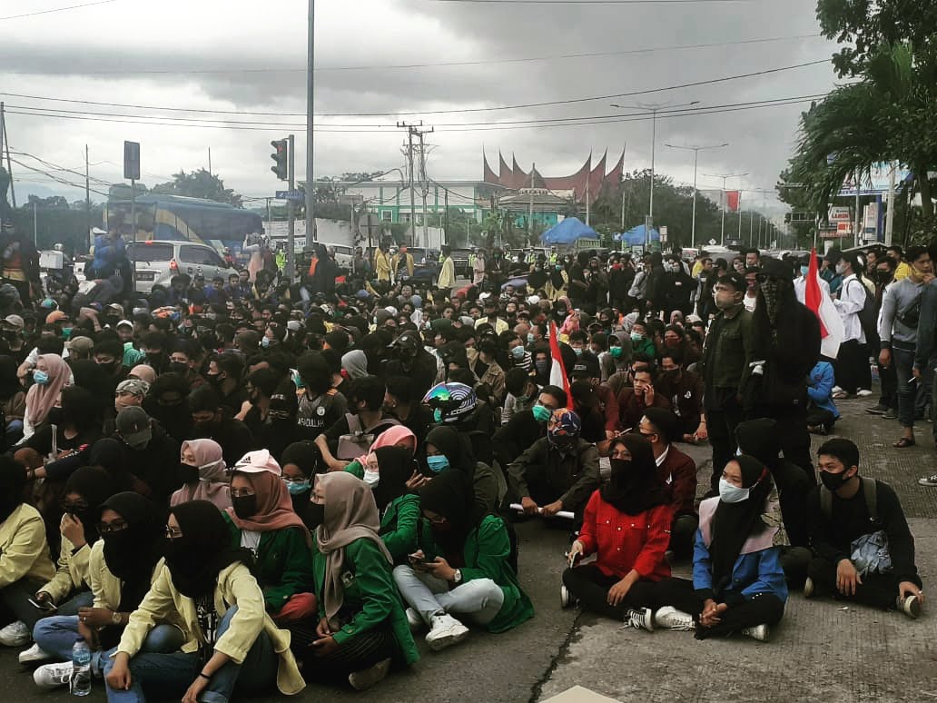 Ribuan mahasiswa berunjuk rasa menolak UU Cipta Kerja di Jalan Khatib Sulaiman Padang – Beritasumbar.com