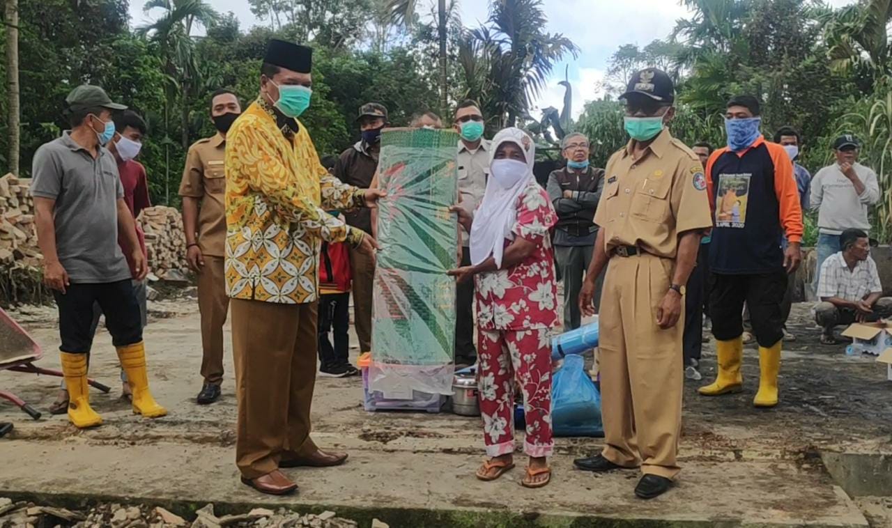 Bupati Serahkan Bantuan Ke Korban Kebakaran di Bukik Sikumpa Lareh Sago Halaban – Beritasumbar.com