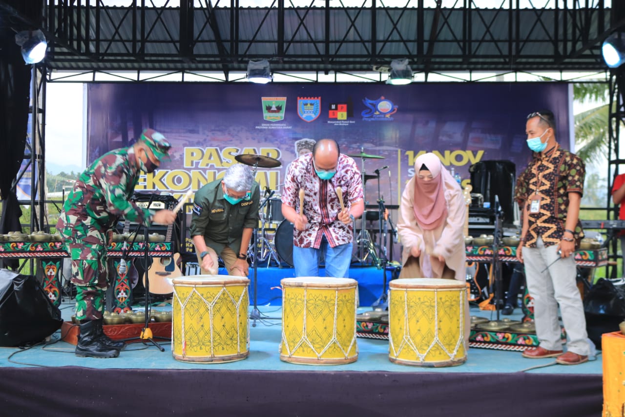 Pemukulan Tambua Tandai Festival Ekraf 2020 Dibuka Secara Resmi – Beritasumbar.com